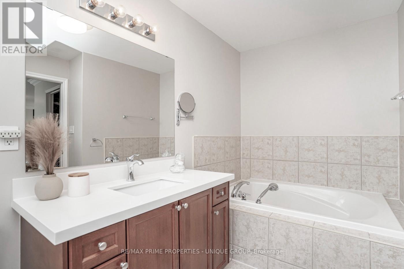33 Richard Underhill Avenue, Whitchurch-Stouffville, Ontario  L4A 0J1 - Photo 22 - N13493238