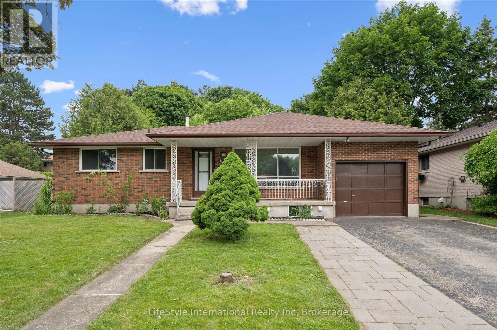 113 APPLEWOOD CRESCENT, Guelph, Ontario