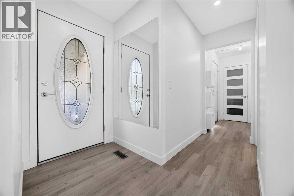 7 Signature Mews Sw, Calgary, Alberta  T3H 2V6 - Photo 3 - A2323821