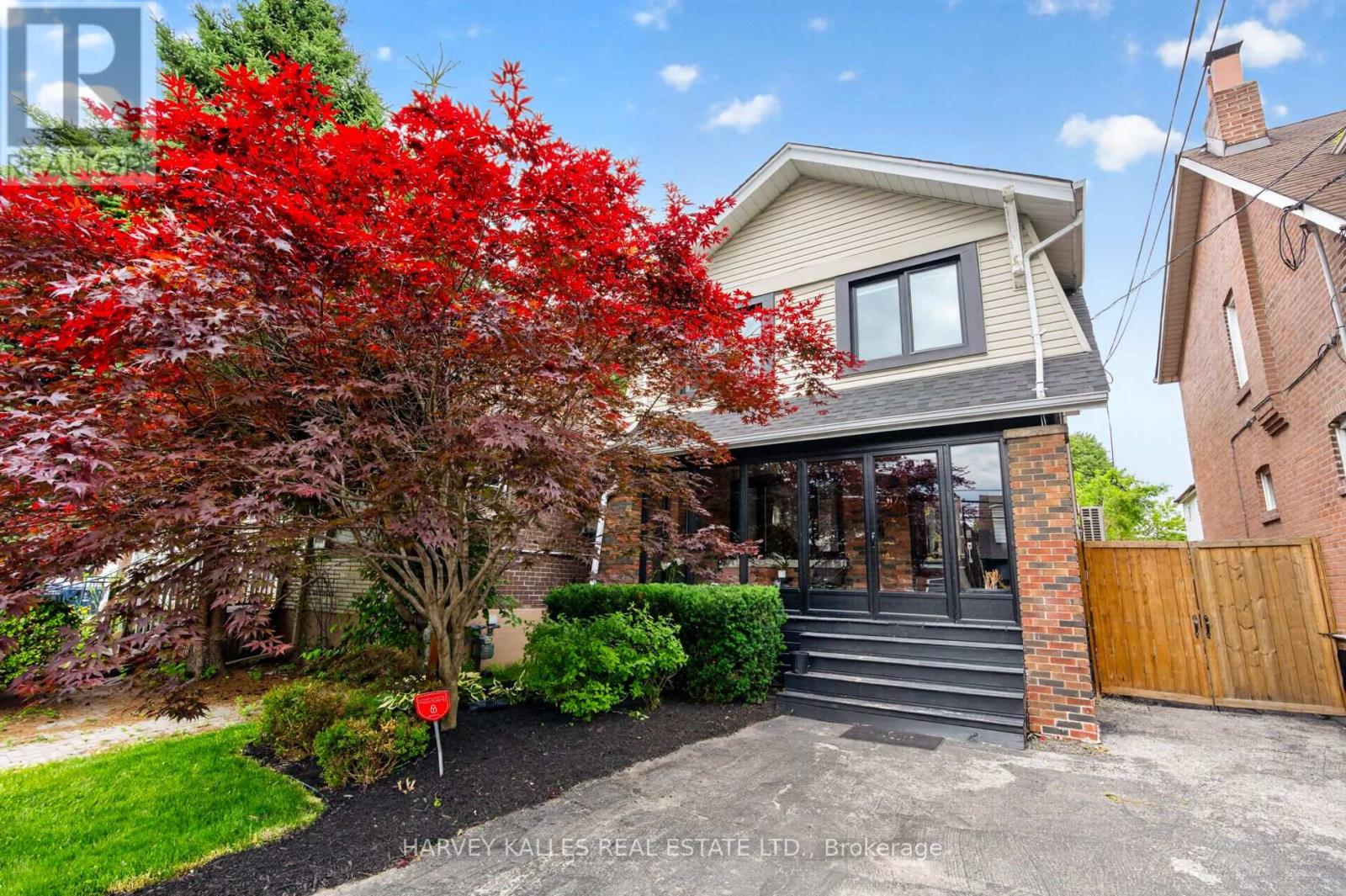 <div class="slider-price">$1,139,000</div><p>117 Dawes Road, Toronto, Ontario</p>