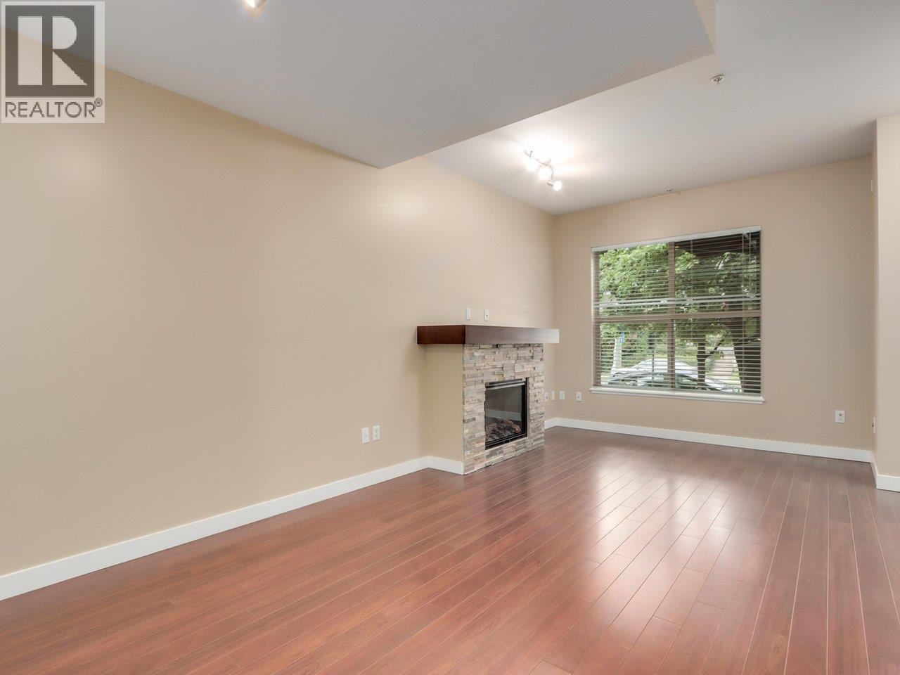 319 E 15th Street, North Vancouver, British Columbia  V7L 2R6 - Photo 3 - R3140002