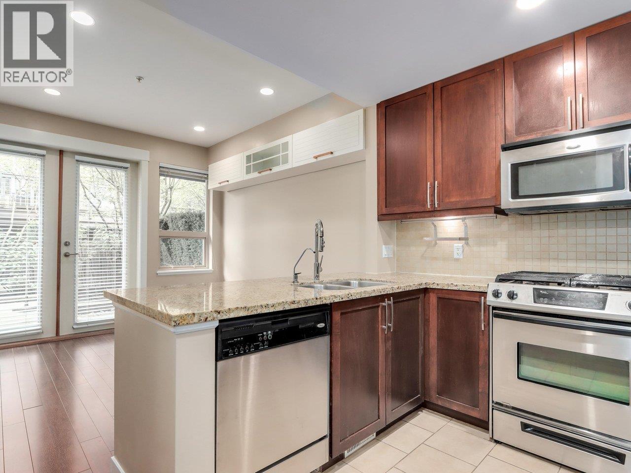 319 E 15th Street, North Vancouver, British Columbia  V7L 2R6 - Photo 6 - R3140002