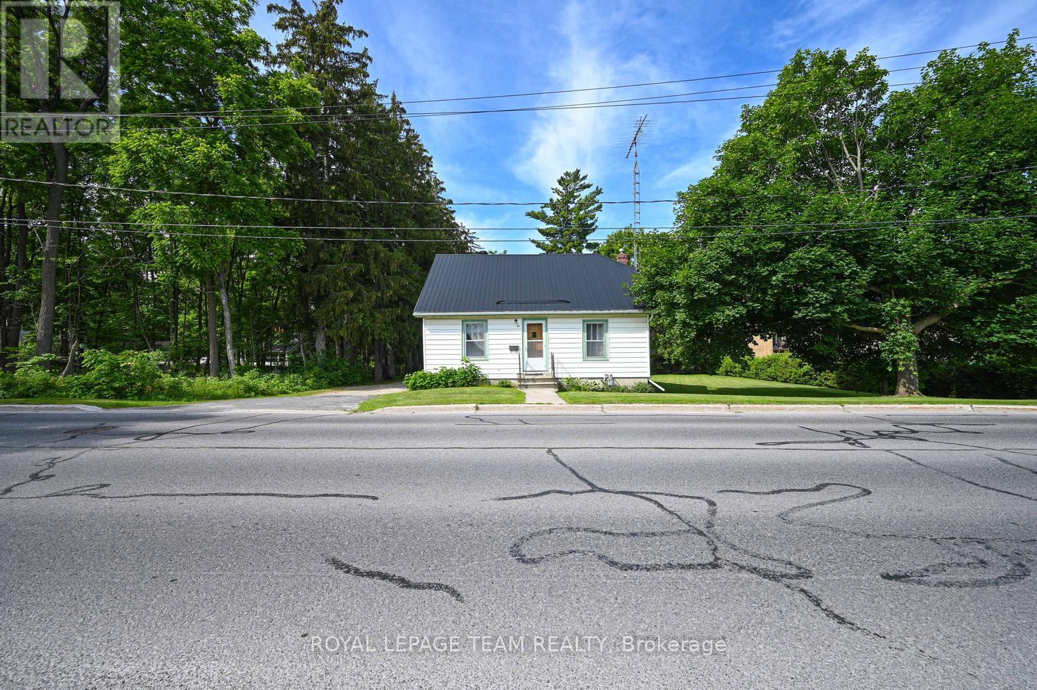 64 Drummond St. Street W, Perth, Ontario  K2H 2K4 - Photo 2 - X13496642