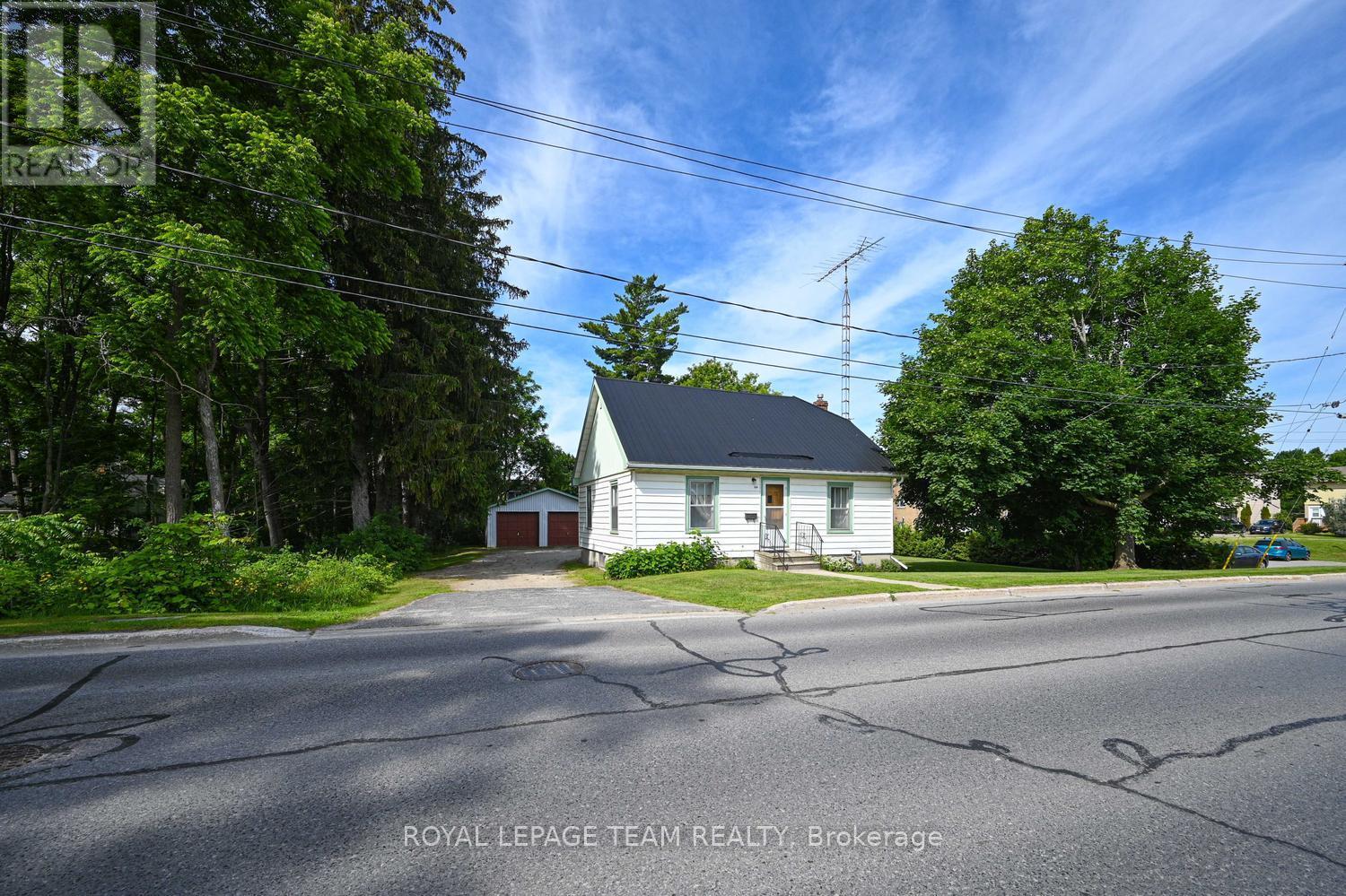 64 Drummond St. Street W, Perth, Ontario  K2H 2K4 - Photo 4 - X13496642