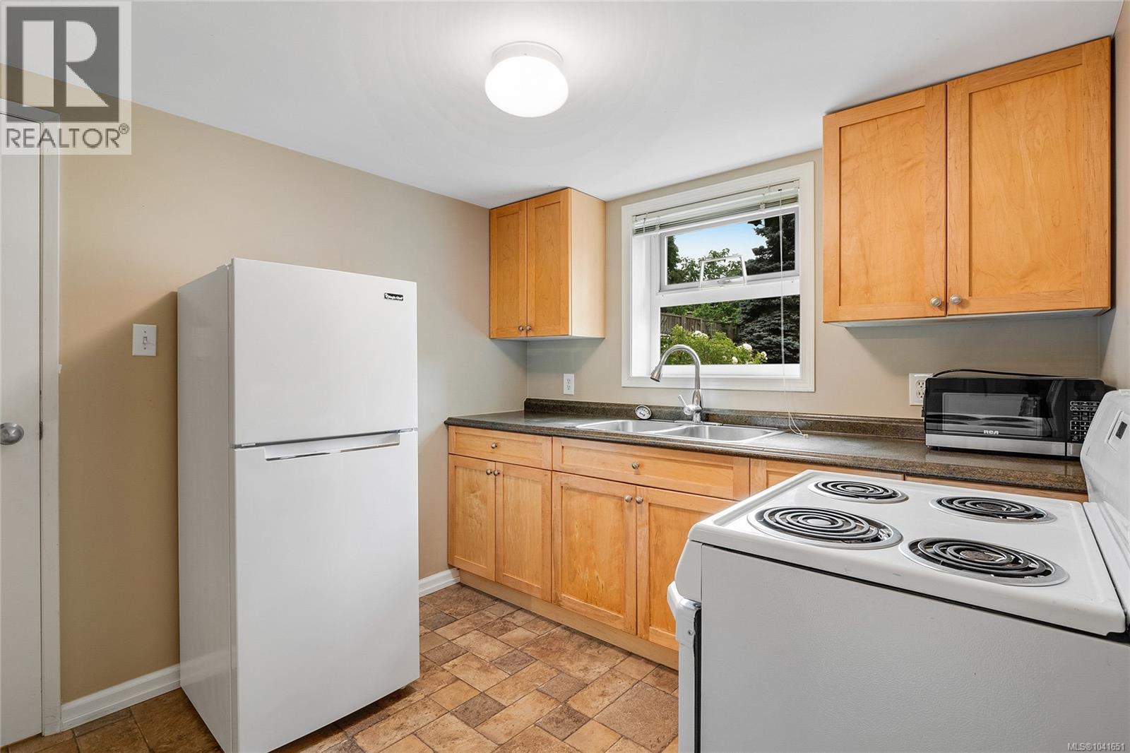 1571 Kenmore Rd, Saanich, British Columbia  V8N 2E2 - Photo 16 - 1041651