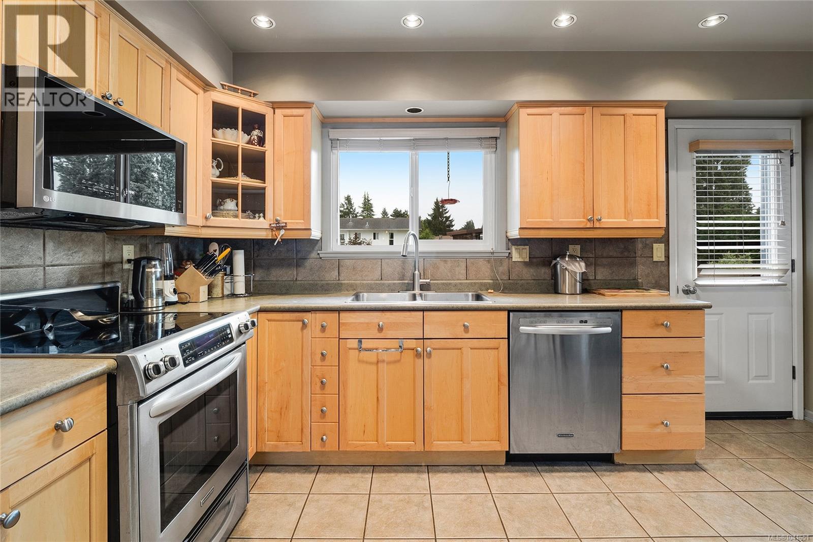 1571 Kenmore Rd, Saanich, British Columbia  V8N 2E2 - Photo 6 - 1041651