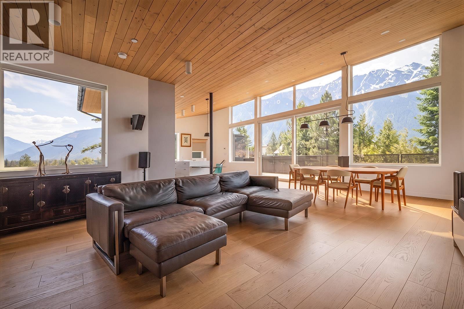 1764 Pinewood Drive, Pemberton, British Columbia  V0N 2L3 - Photo 2 - R3140523