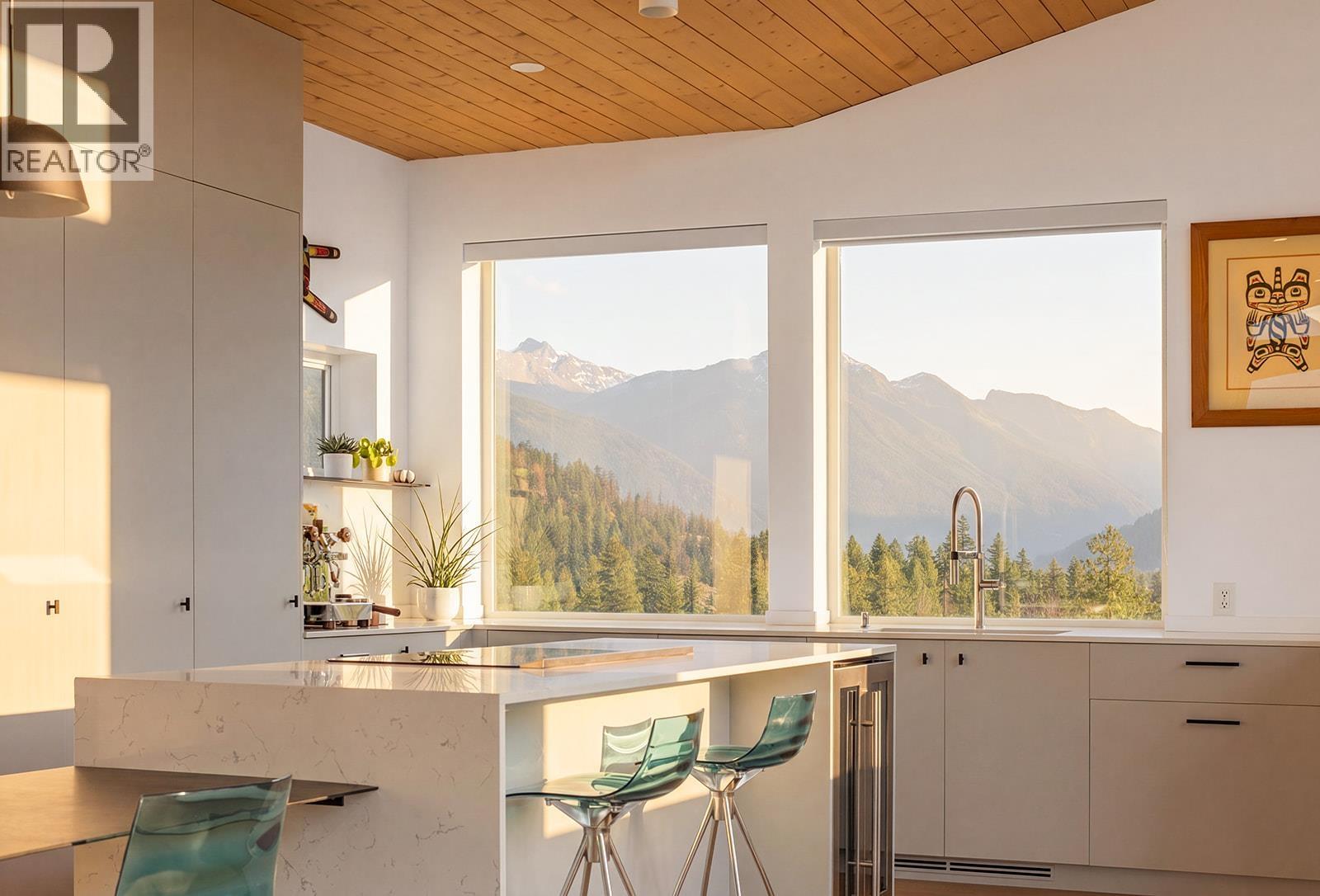 1764 Pinewood Drive, Pemberton, British Columbia  V0N 2L3 - Photo 5 - R3140523