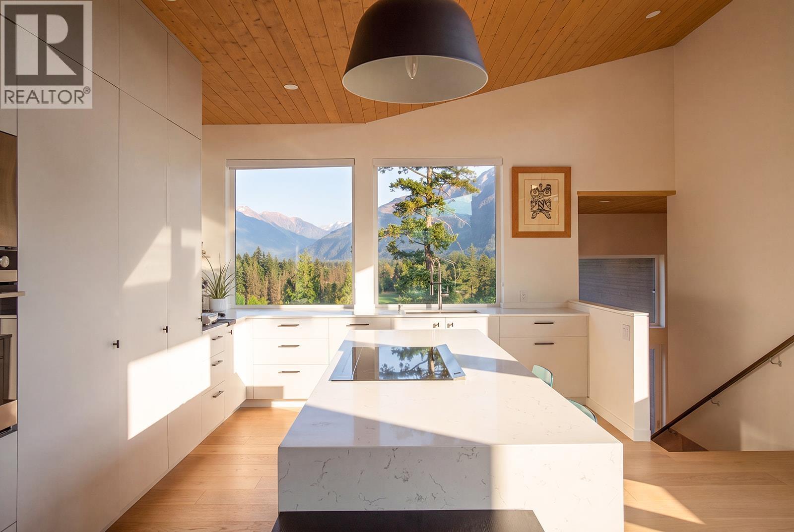 1764 Pinewood Drive, Pemberton, British Columbia  V0N 2L3 - Photo 7 - R3140523
