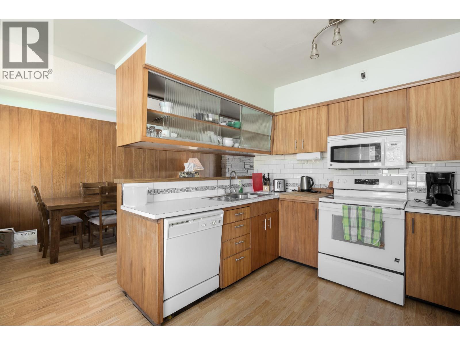 5426 Clinton Street, Burnaby, British Columbia  V5J 2L8 - Photo 2 - R3140533