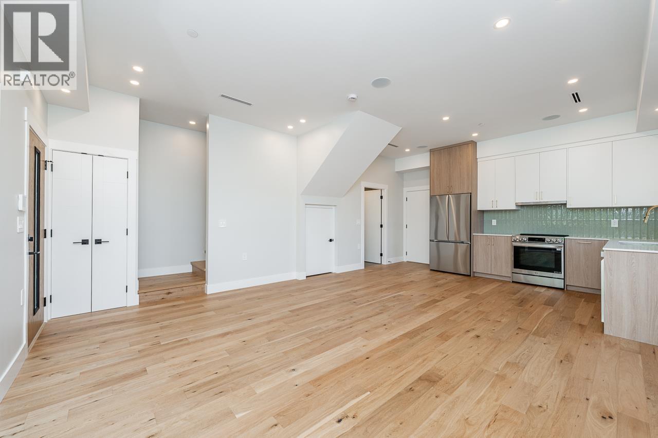 2 678 E 22ND AVENUE, Vancouver, British Columbia
