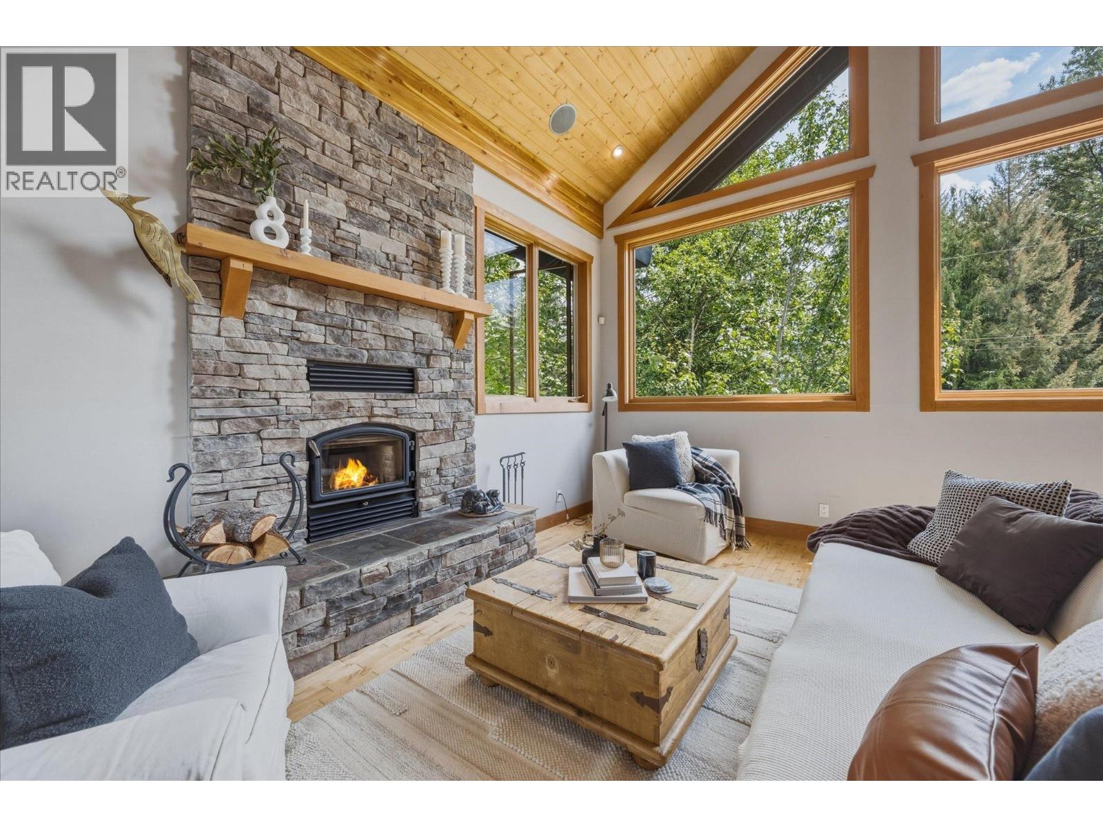 8633 Forest Ridge Drive, Whistler, British Columbia  V8E 0G1 - Photo 3 - R3140561