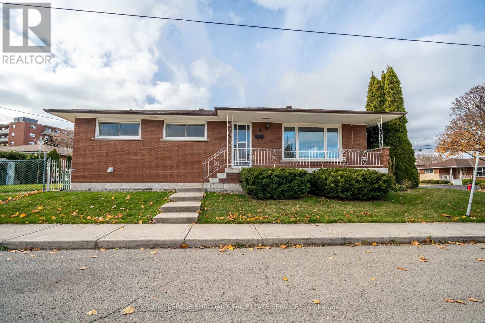 UPPER - 4 STARLIGHT COURT, Hamilton, Ontario