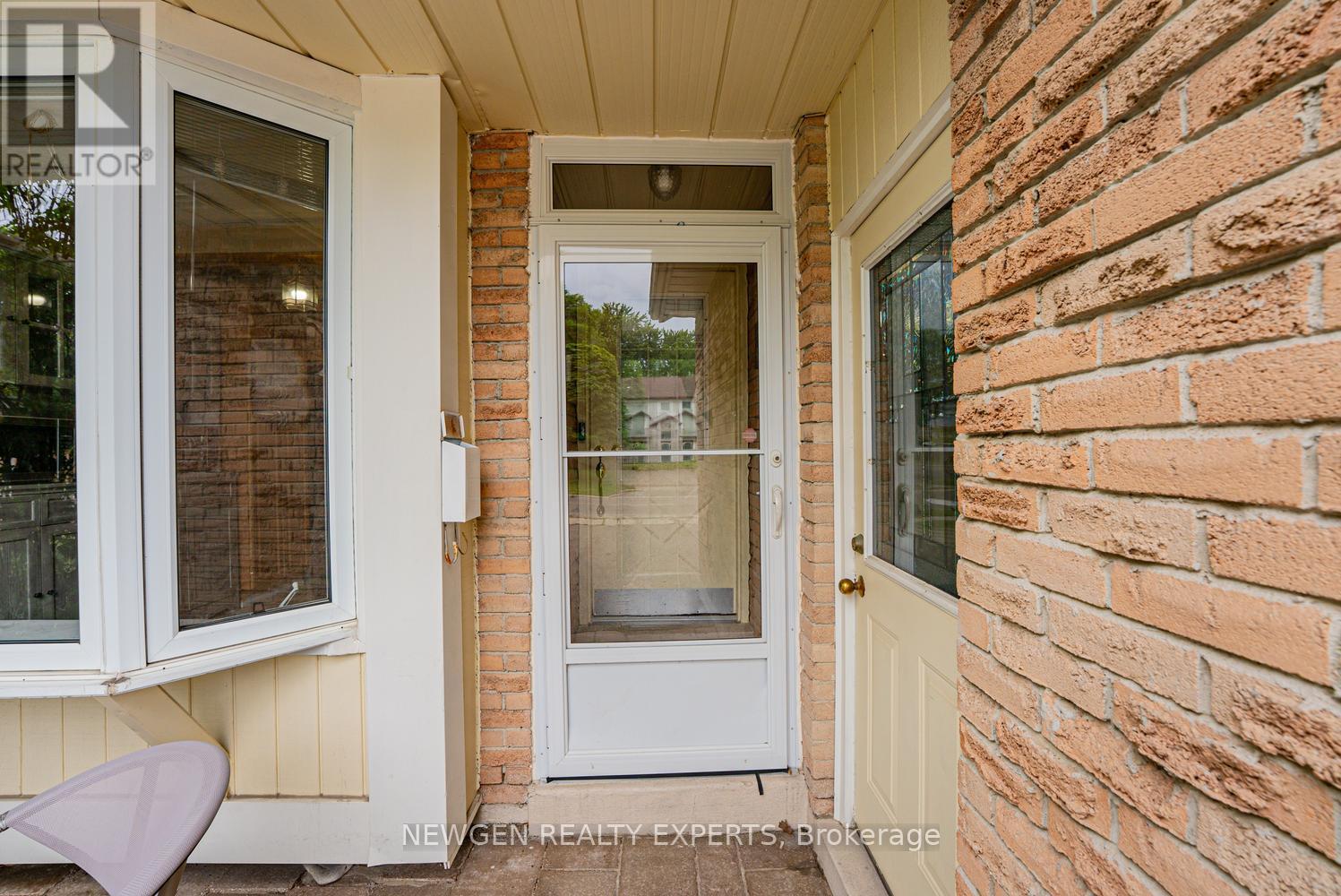 1 Wolverton Crescent, Brampton, Ontario  L6S 3L1 - Photo 4 - W13493954