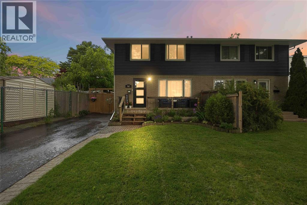 862 Montrose Street, Sarnia, Ontario  N7T 5B7 - Photo 3 - 26015287