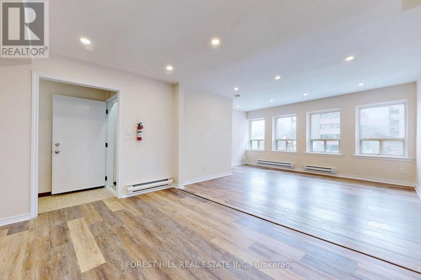 6068 Yonge Street, Toronto, Ontario  M2M 3W6 - Photo 4 - C13496934