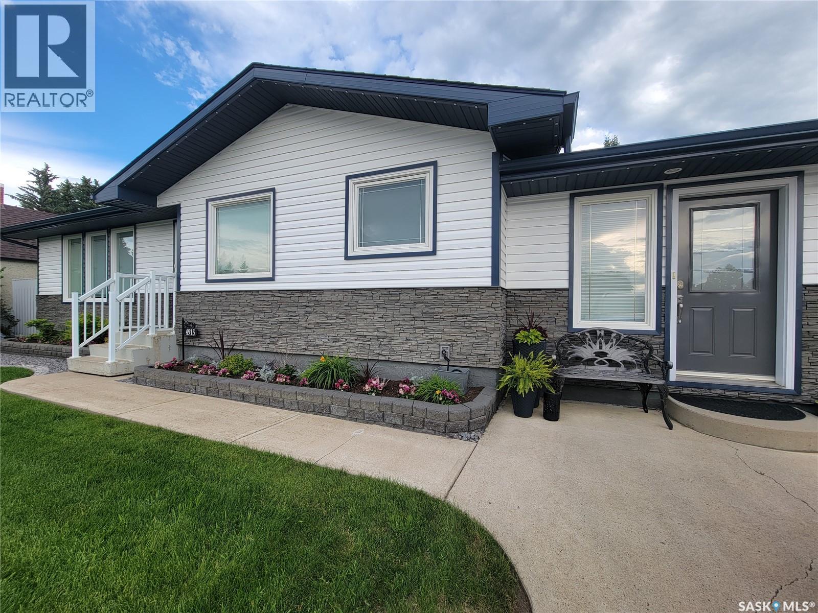 4915 Post Street, Macklin, Saskatchewan  S0L 2C0 - Photo 2 - SK040431