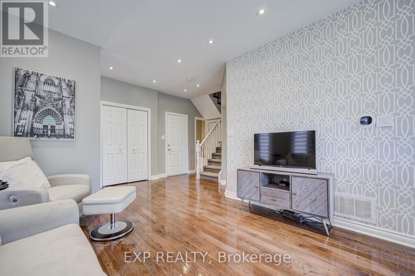 292 Sheridan Court, Newmarket, Ontario  L3Y 8P9 - Photo 3 - N13497022