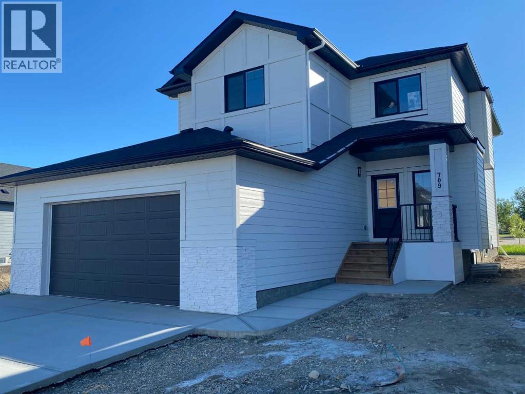 709 MANDALAY Avenue NW, Carstairs, Alberta