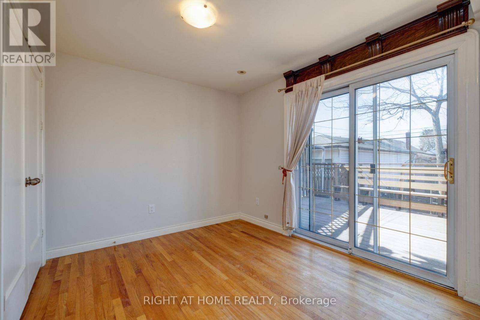 Main - 952 Coxwell Avenue, Toronto, Ontario  M4C 3G3 - Photo 2 - E13496736