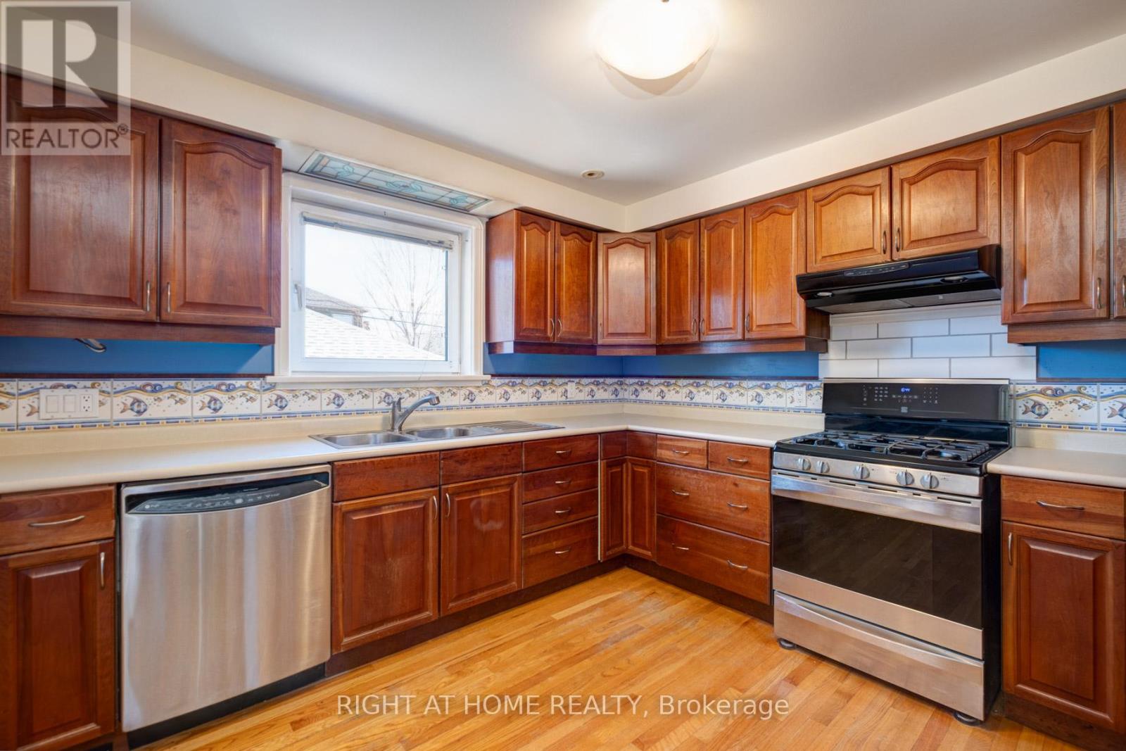 MAIN - 952 COXWELL AVENUE, Toronto, Ontario