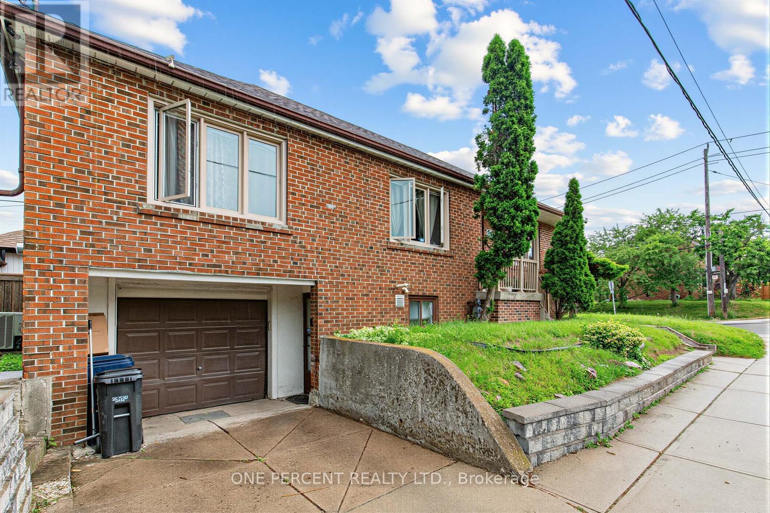 <div class="slider-price">$989,900</div><p>107 Lonborough Avenue, Toronto, Ontario</p>