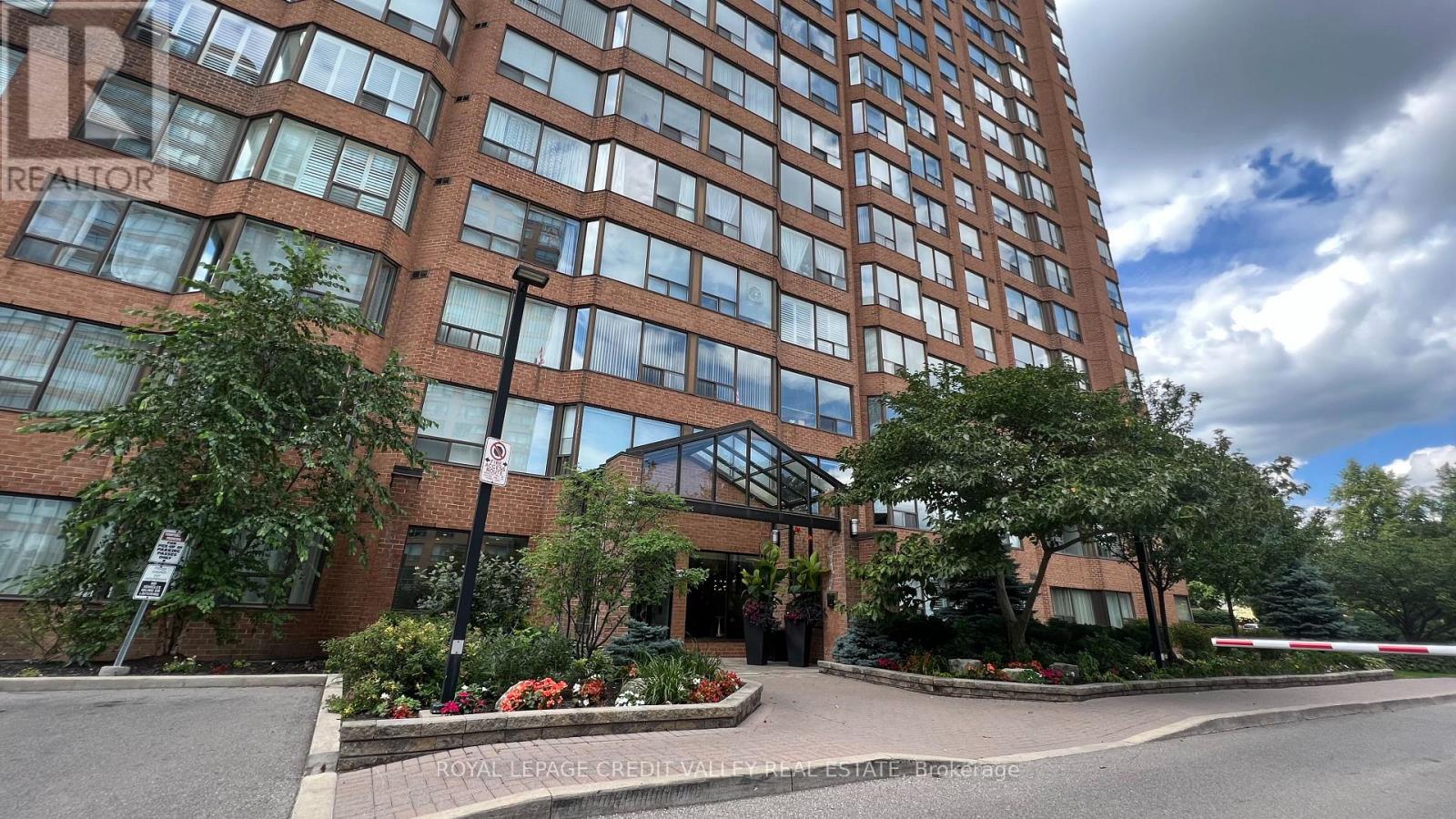704 - 1270 Maple Crossing Boulevard, Burlington, Ontario  L7S 2J3 - Photo 2 - W13497346