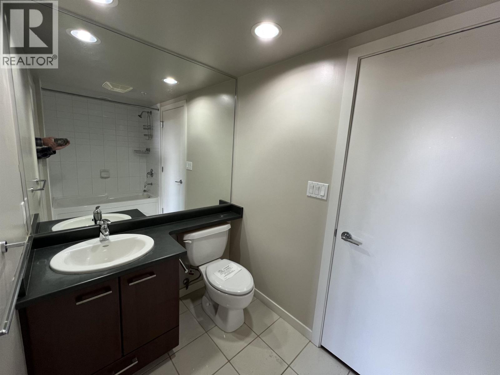 2501 2979 Glen Drive, Coquitlam, British Columbia  V3B 0B2 - Photo 12 - R3140595