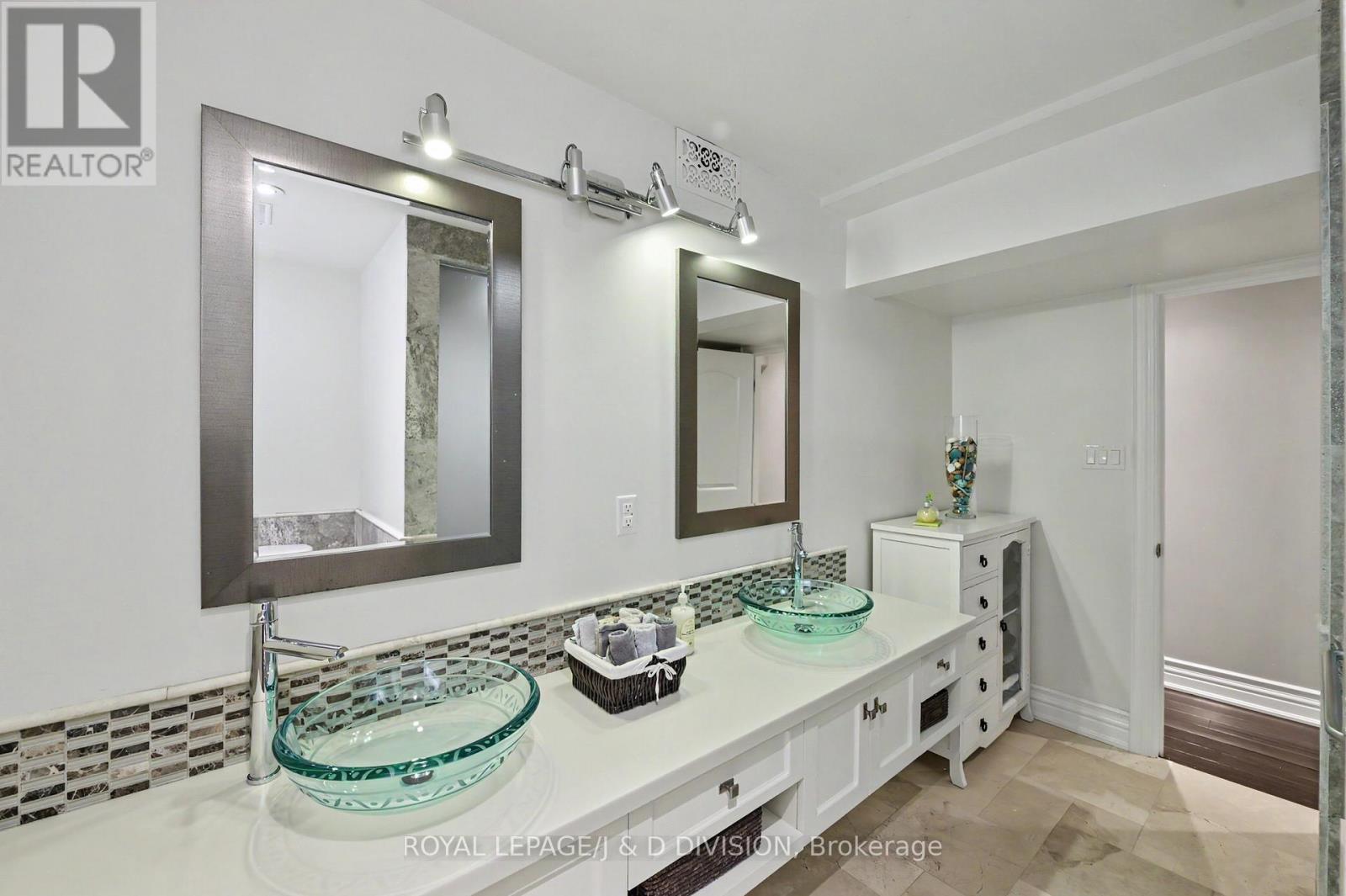 17 Agar Crescent, Toronto, Ontario  M9B 5A4 - Photo 35 - W13492000