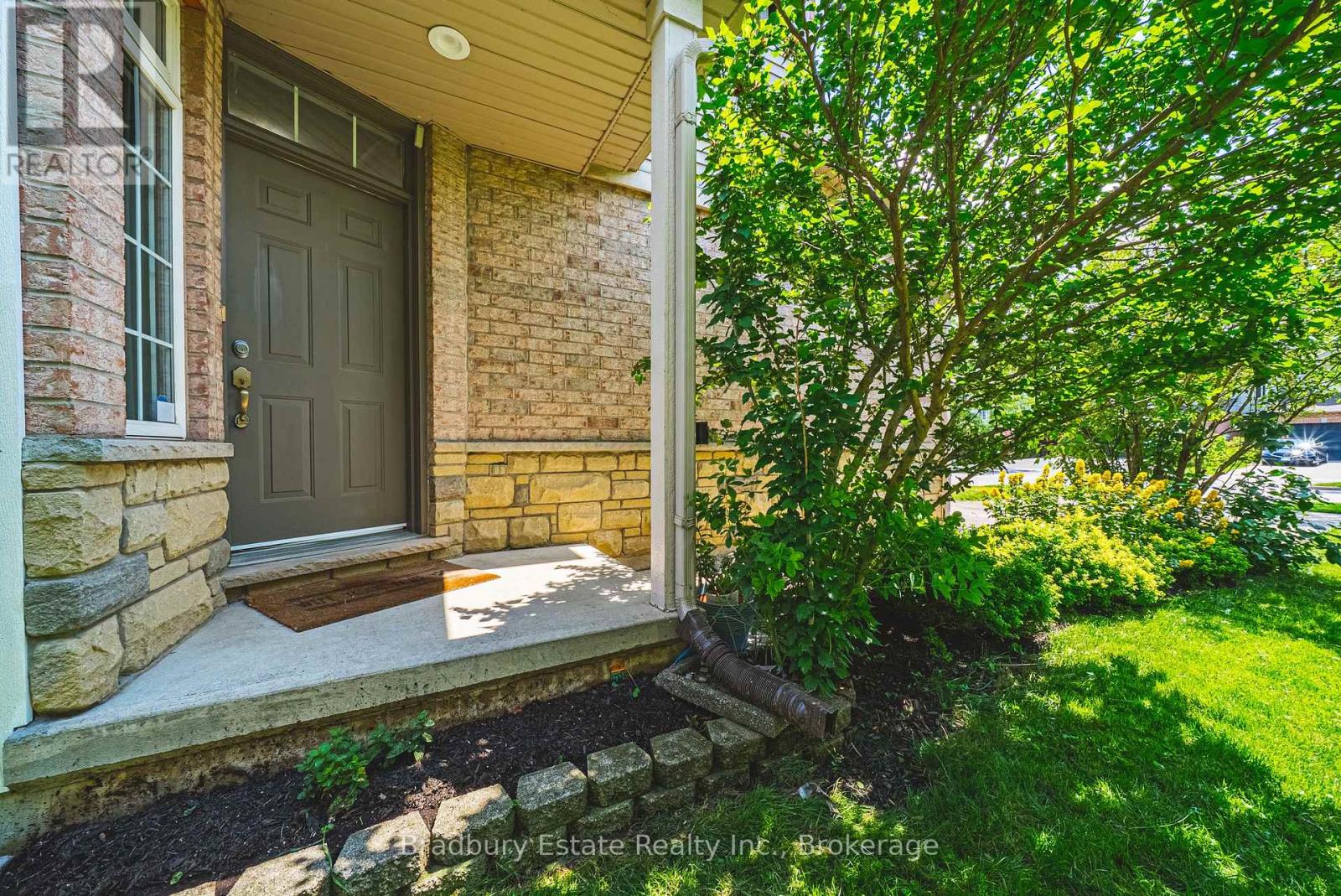 1401 Treeland Street, Burlington, Ontario  L7R 4S1 - Photo 3 - W13497816