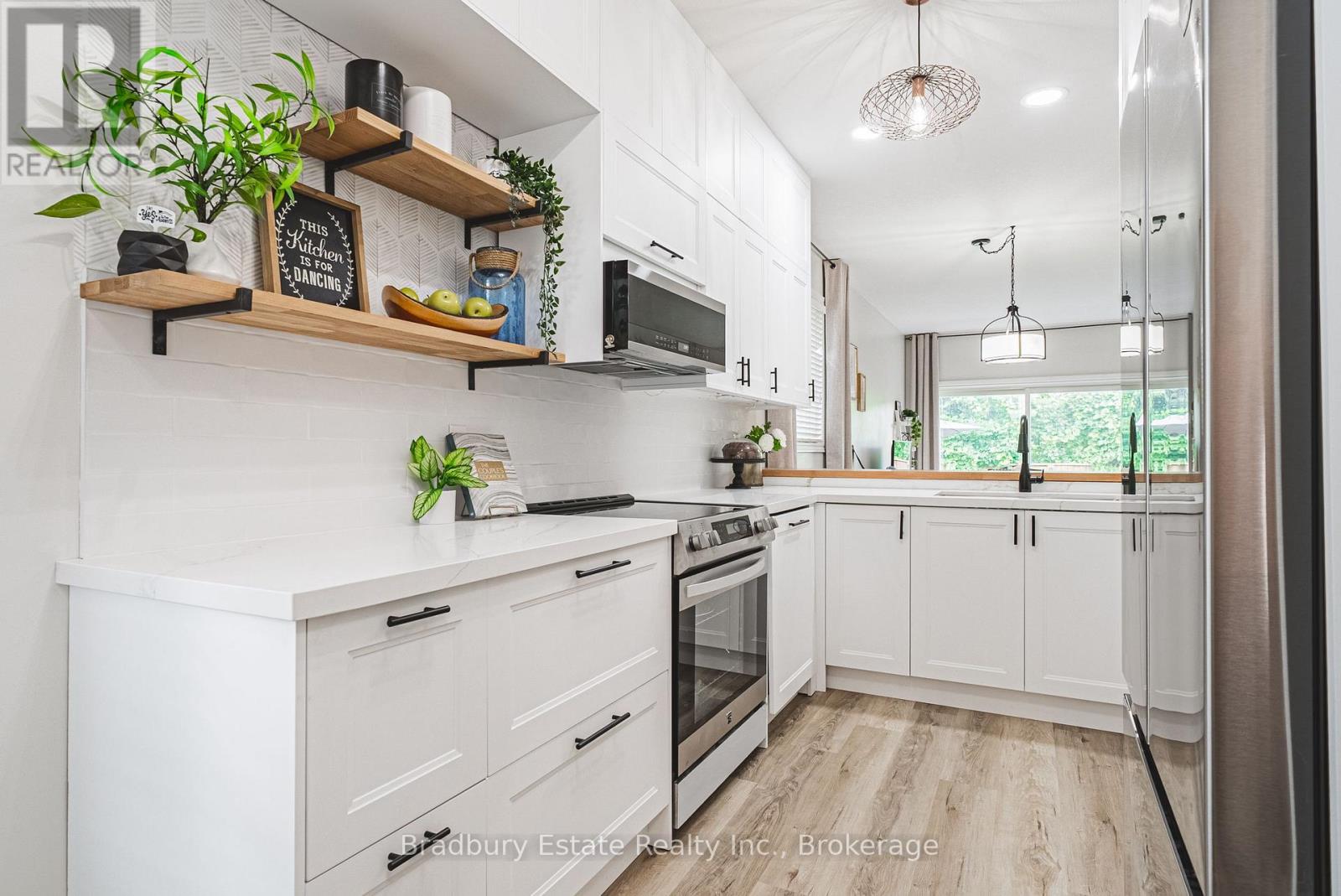 1401 Treeland Street, Burlington, Ontario  L7R 4S1 - Photo 4 - W13497816