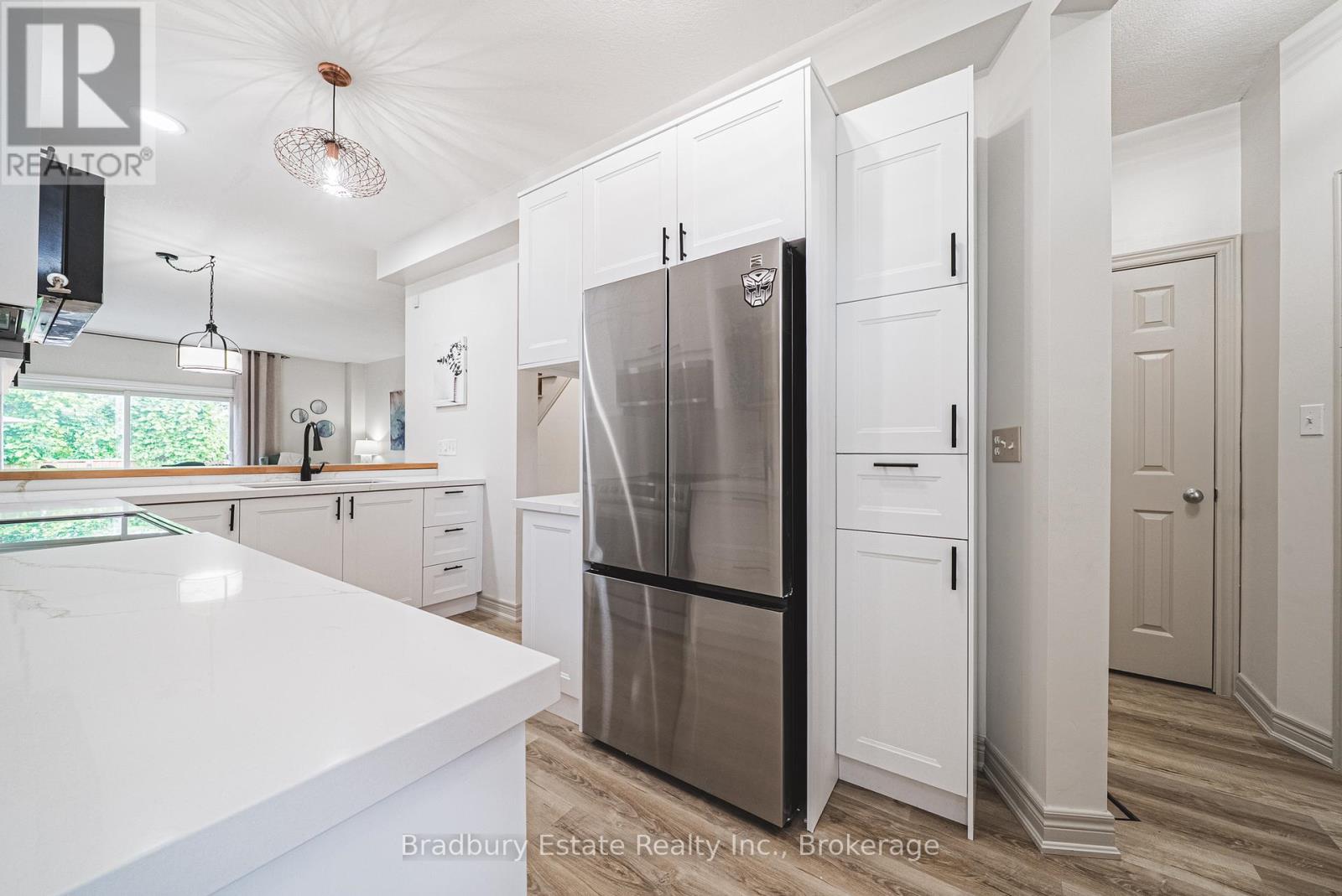 1401 Treeland Street, Burlington, Ontario  L7R 4S1 - Photo 7 - W13497816