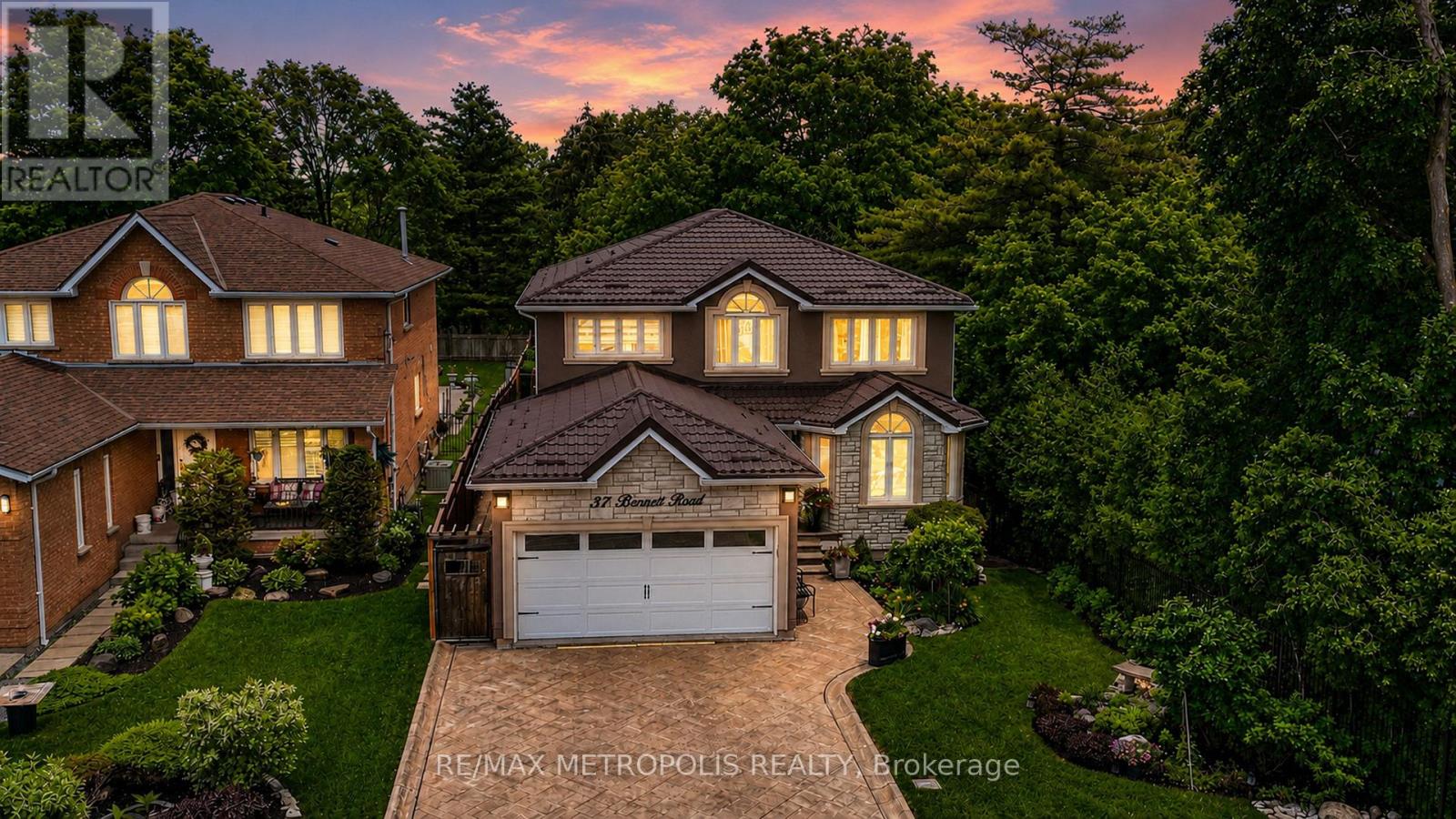 <div class="slider-price">$1,750,000</div><p>37 Bennett Road, Toronto, Ontario</p>