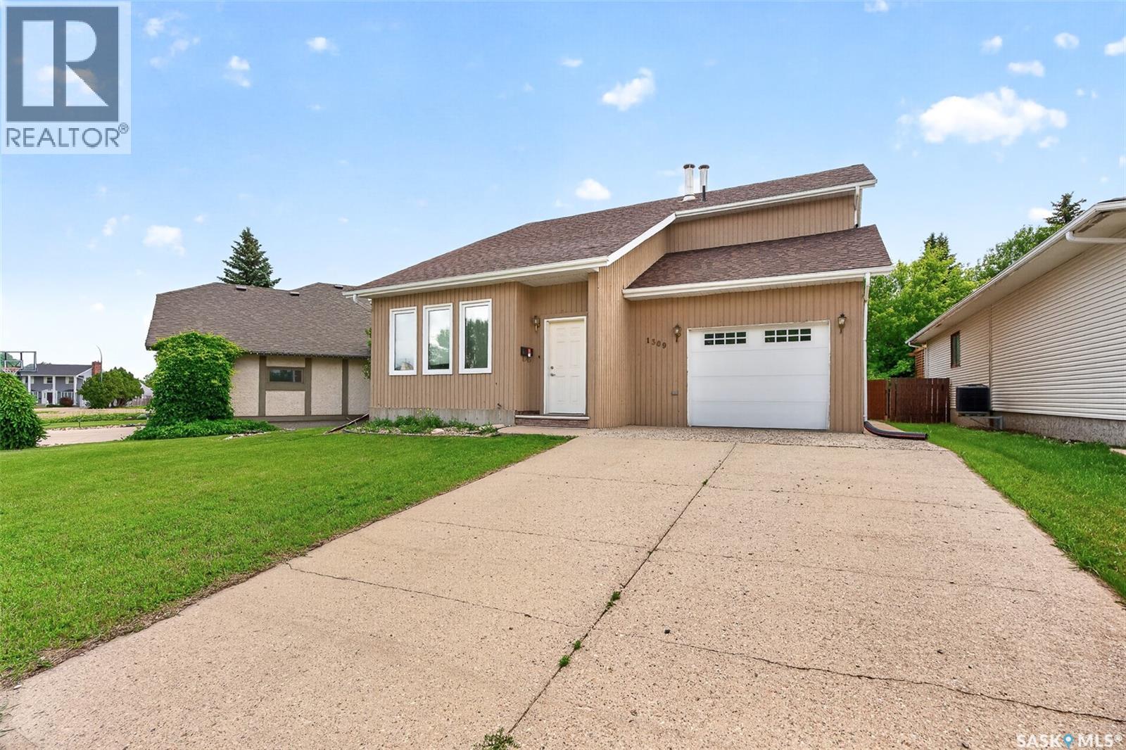 1309 Regal Crescent, Moose Jaw, Saskatchewan  S6H 7S1 - Photo 2 - SK040902