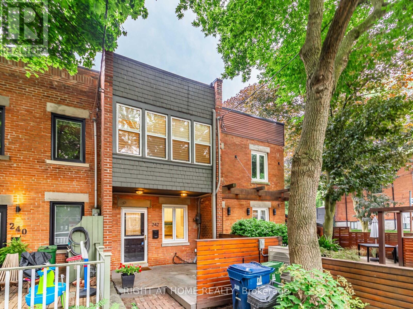 242 Waverley Road, Toronto, Ontario  M4L 3T3 - Photo 2 - E13497962