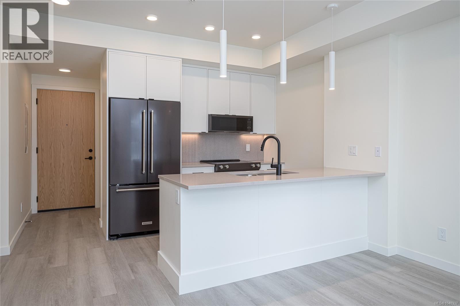 304 1102 Esquimalt Rd