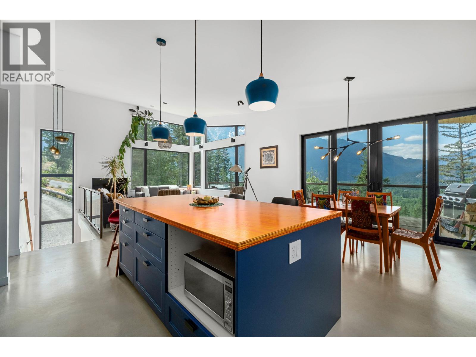 1715 Wishbone Court, Pemberton, British Columbia  V0N 2L3 - Photo 4 - R3140562