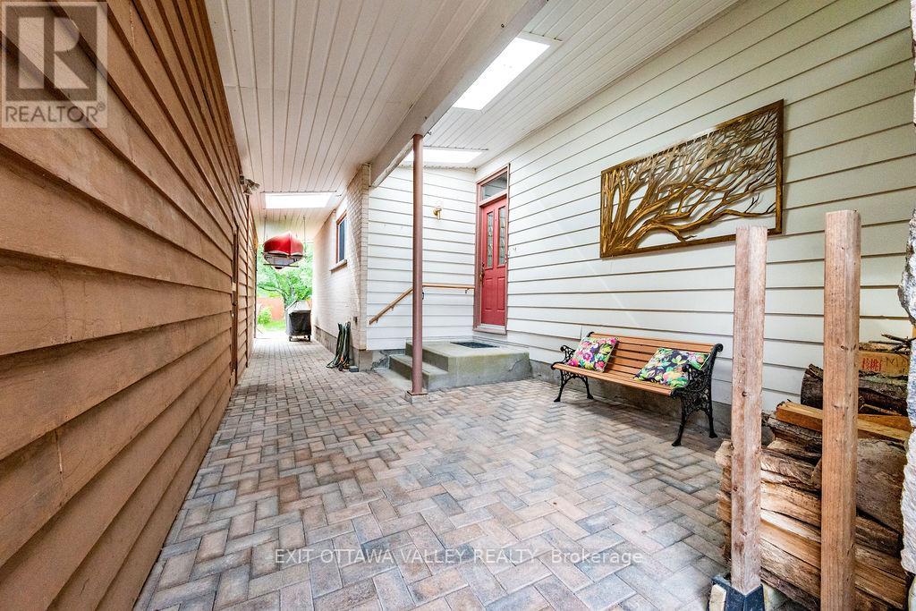 31 Claremount Road, Deep River, Ontario  K0J 1P0 - Photo 3 - X13497982