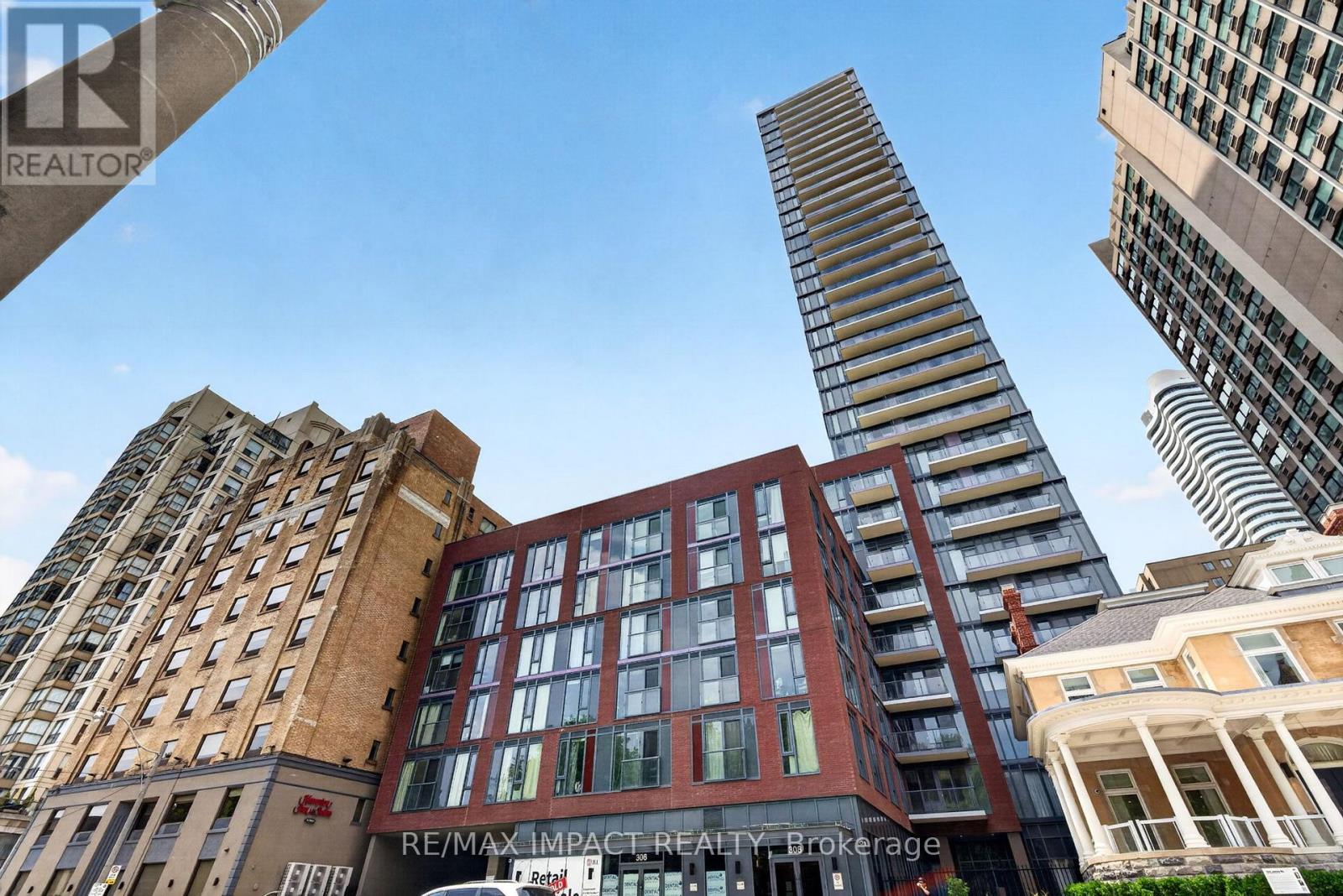 <div class="slider-price">$899,000</div><p>813 - 308 Jarvis Street, Toronto, Ontario</p>