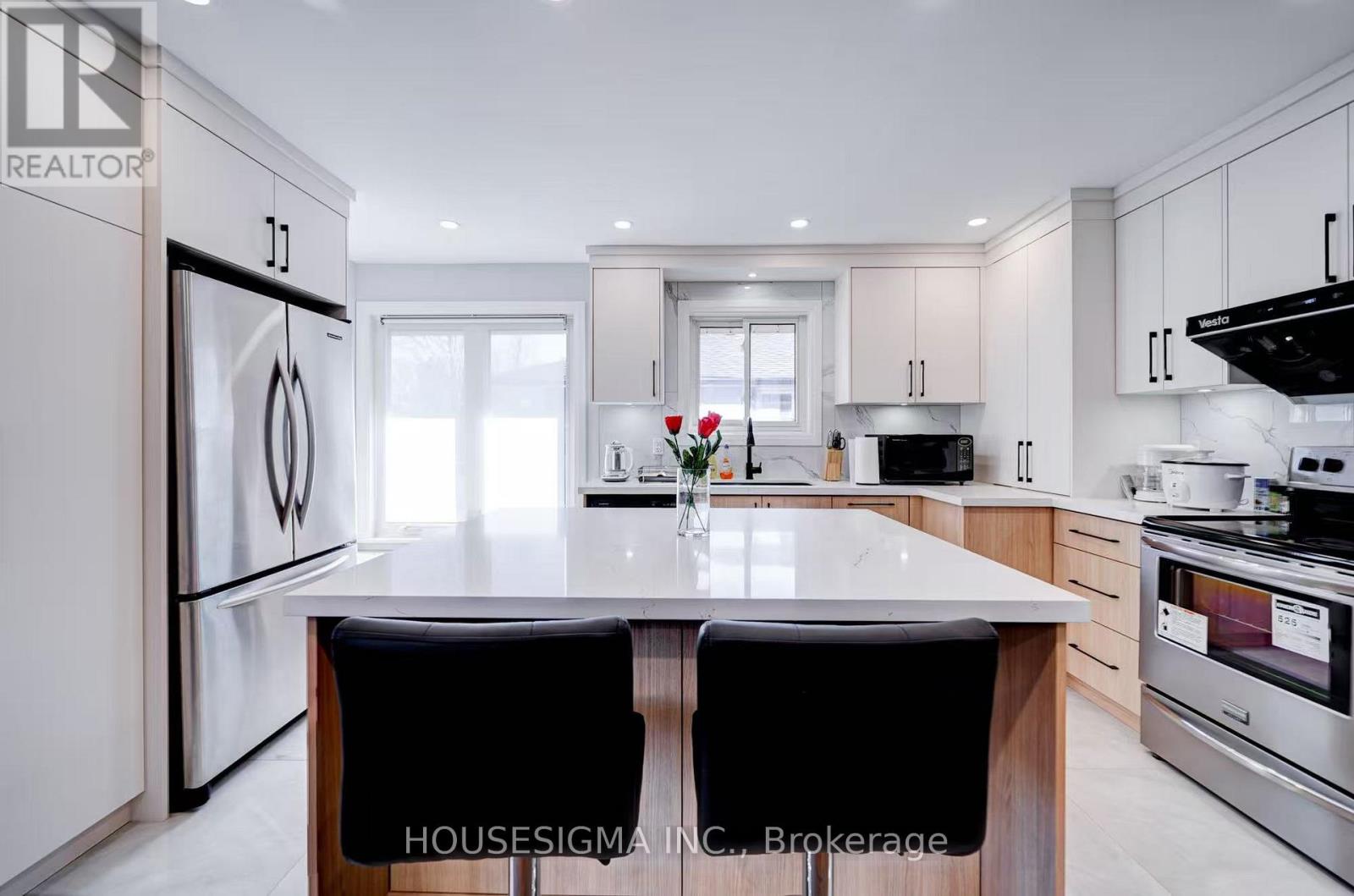 28 Earlton Road, Toronto, Ontario  M1T 2R3 - Photo 2 - E13498098
