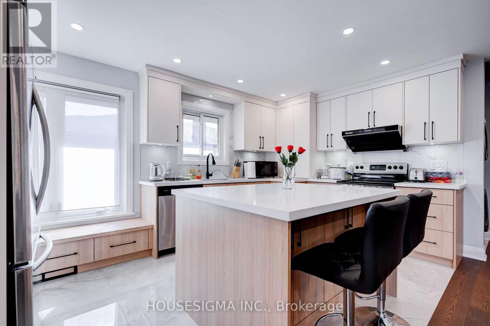 28 Earlton Road, Toronto, Ontario  M1T 2R3 - Photo 3 - E13498098