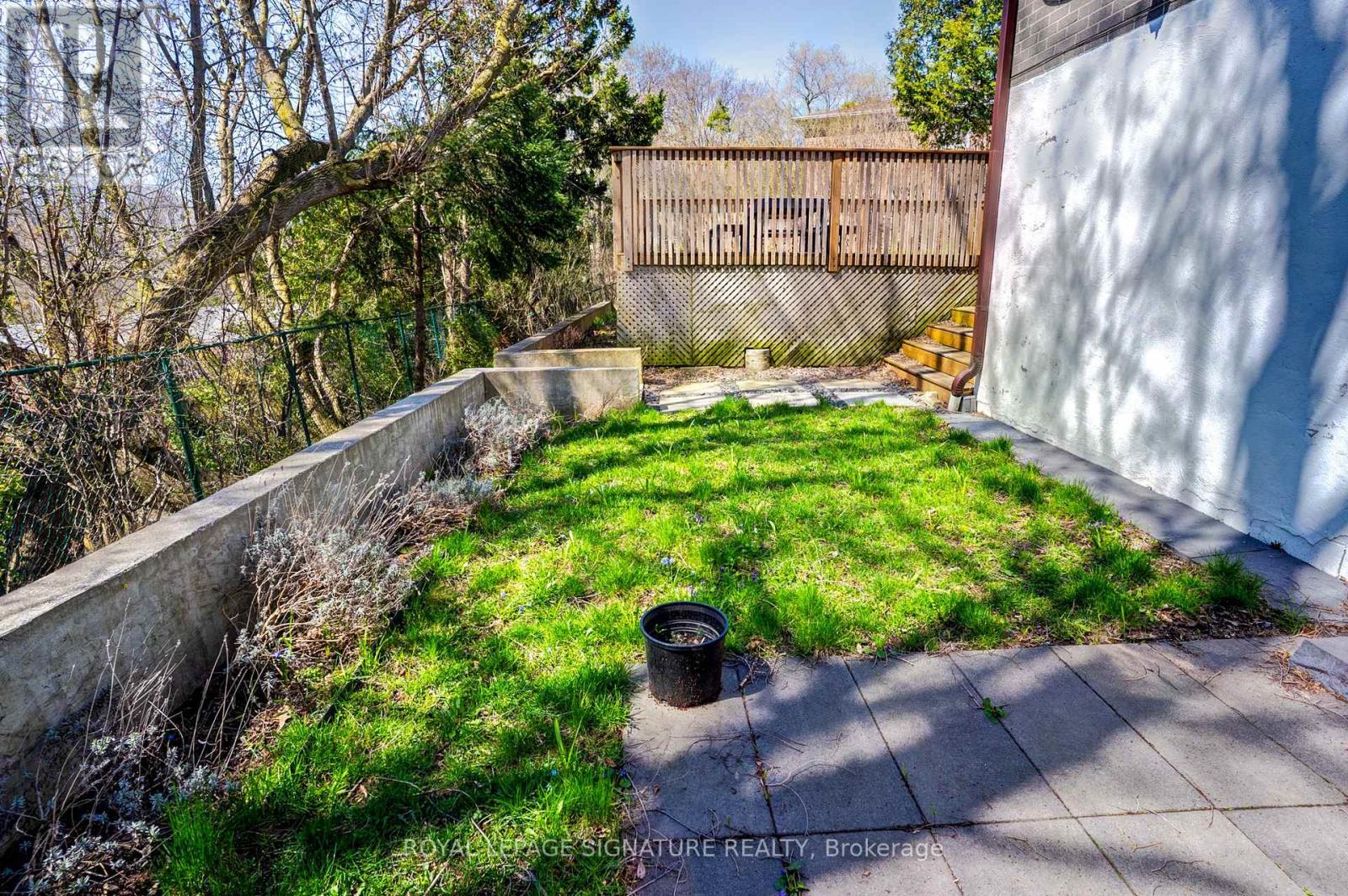 Bsmt - 17 Avis Crescent, Toronto, Ontario  M4B 1B8 - Photo 14 - E13498184
