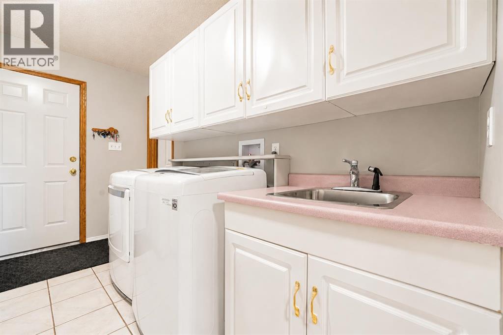 3023 Cottonwood Way SW, Medicine Hat, Alberta  T1B 4J6 - Photo 15 - A2323531