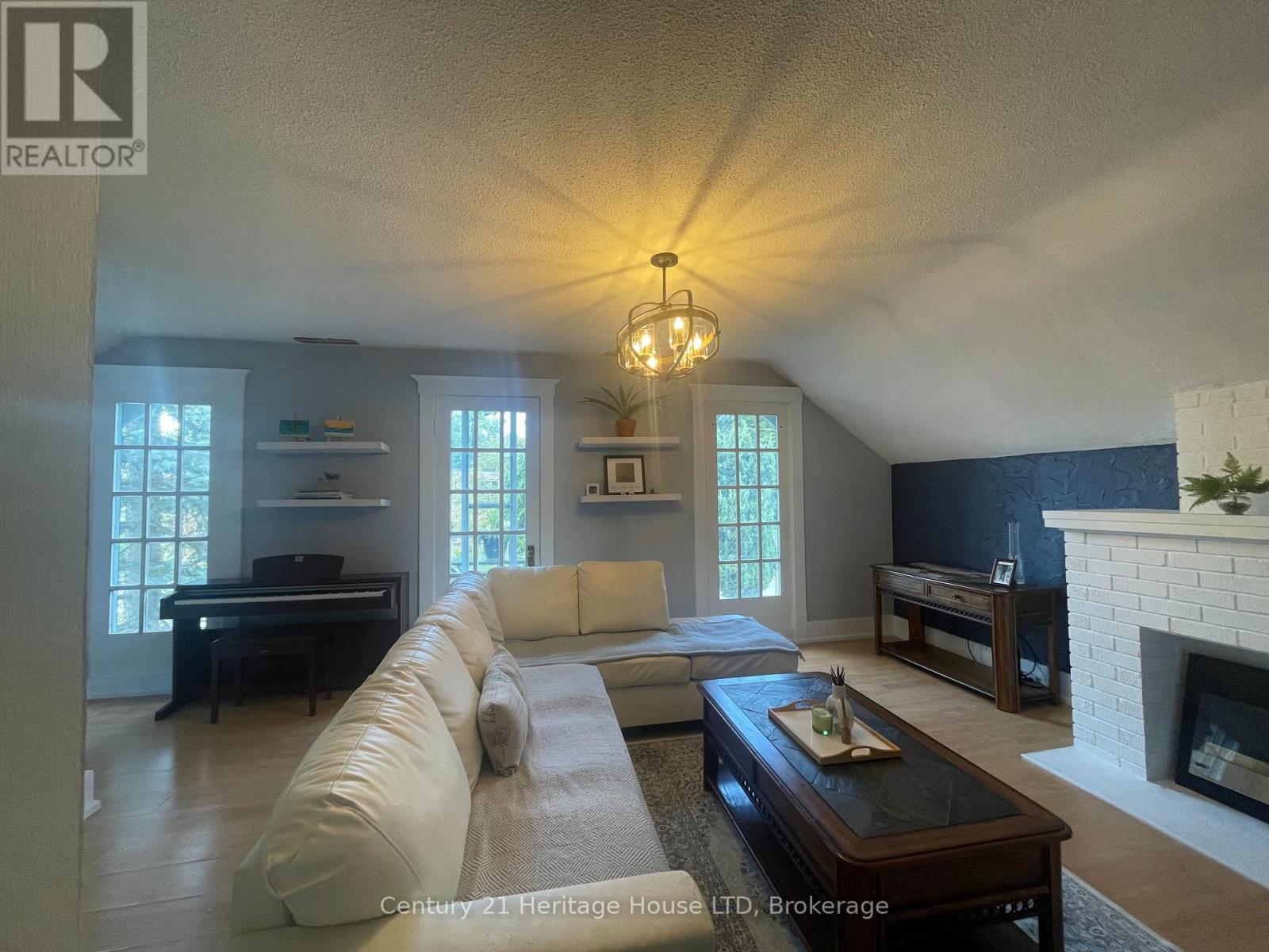 6042 Culp Street - Upper Unit, Niagara Falls, Ontario  L2G 2B7 - Photo 3 - X13498332