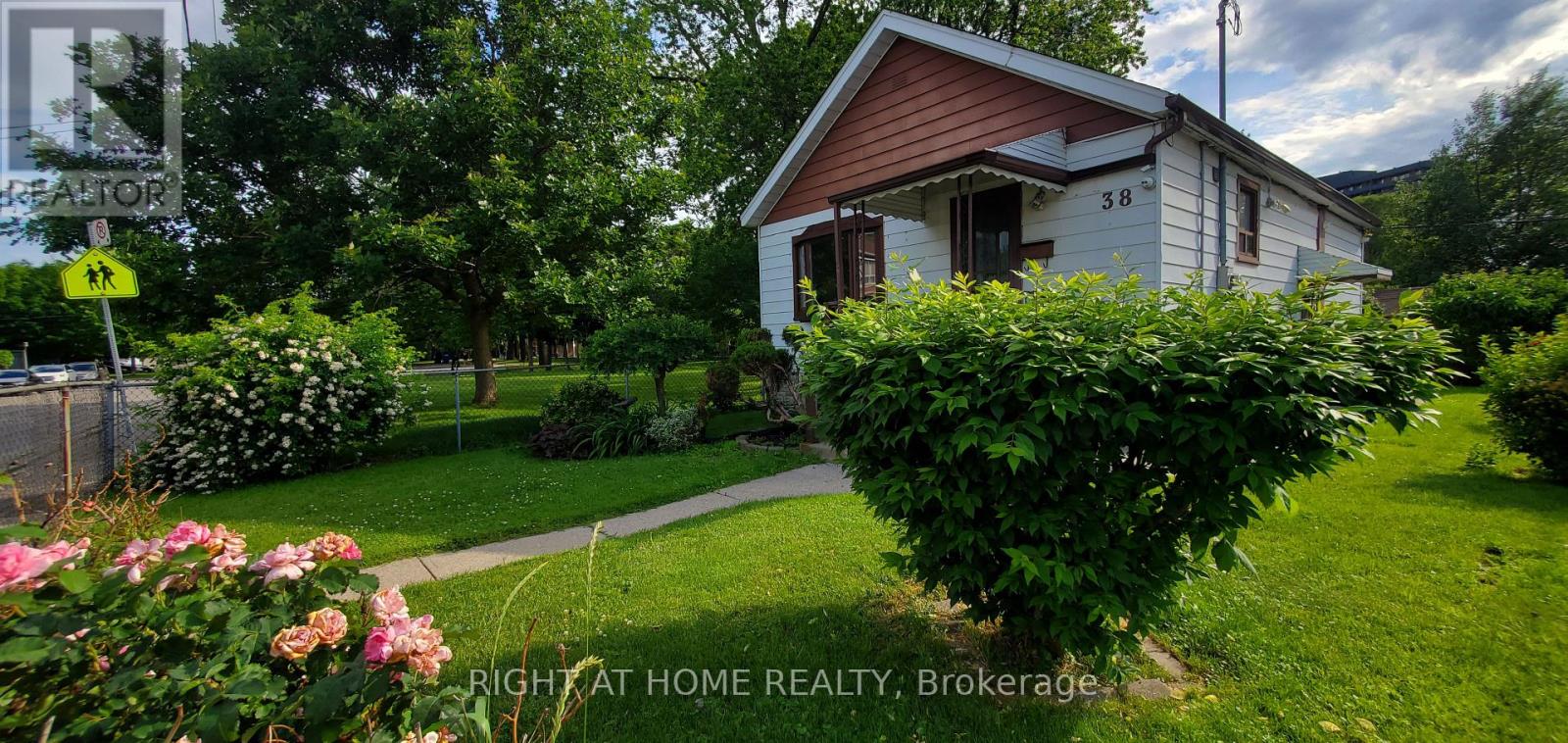 38 MADELAINE AVENUE, Toronto, Ontario