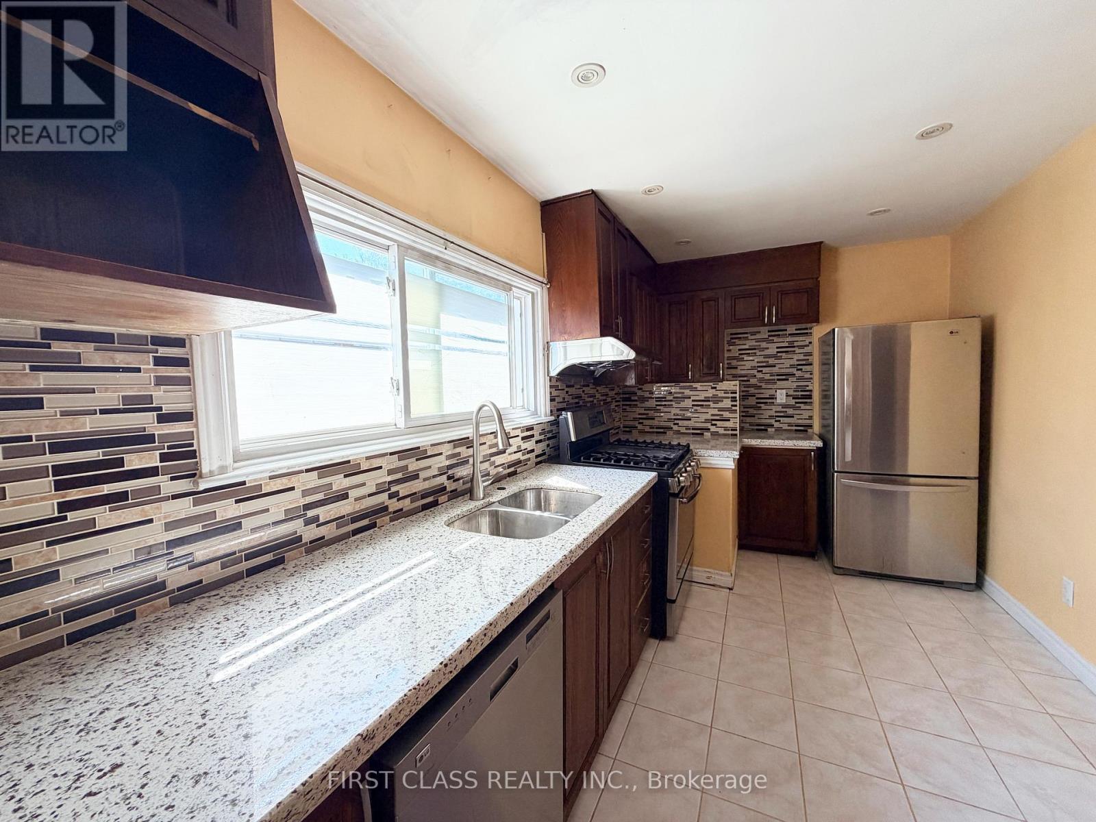 15 Leahann Drive, Toronto, Ontario  M1P 1B6 - Photo 3 - E13498378