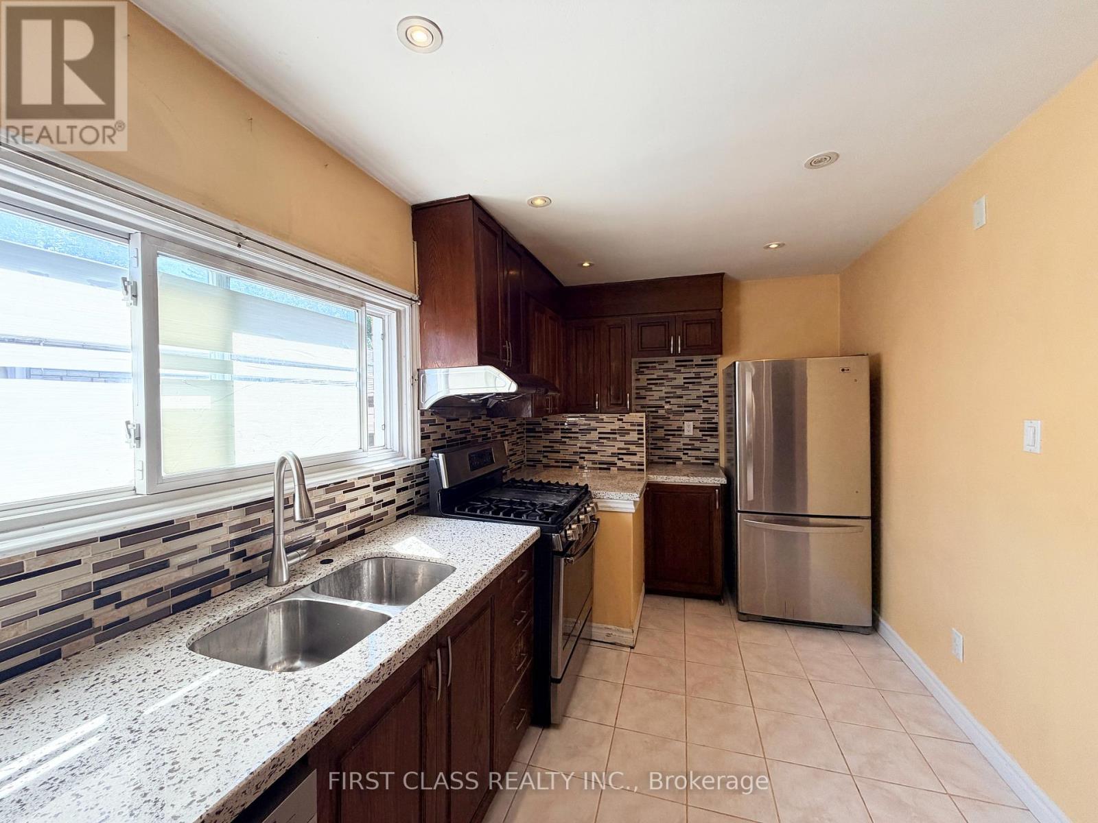 15 Leahann Drive, Toronto, Ontario  M1P 1B6 - Photo 6 - E13498378