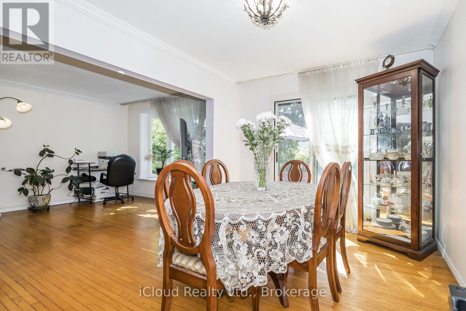 1704 Oberon Crescent, Mississauga, Ontario  L4X 2K8 - Photo 16 - W13490872