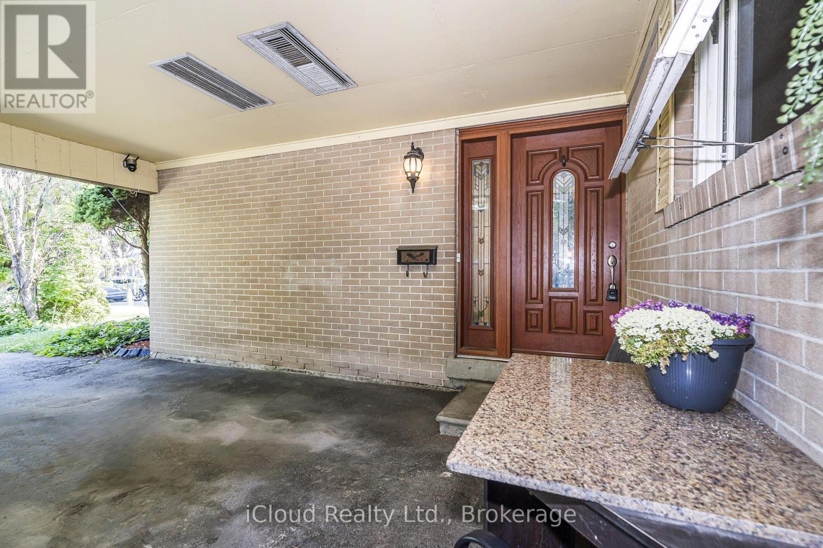 1704 Oberon Crescent, Mississauga, Ontario  L4X 2K8 - Photo 3 - W13490872