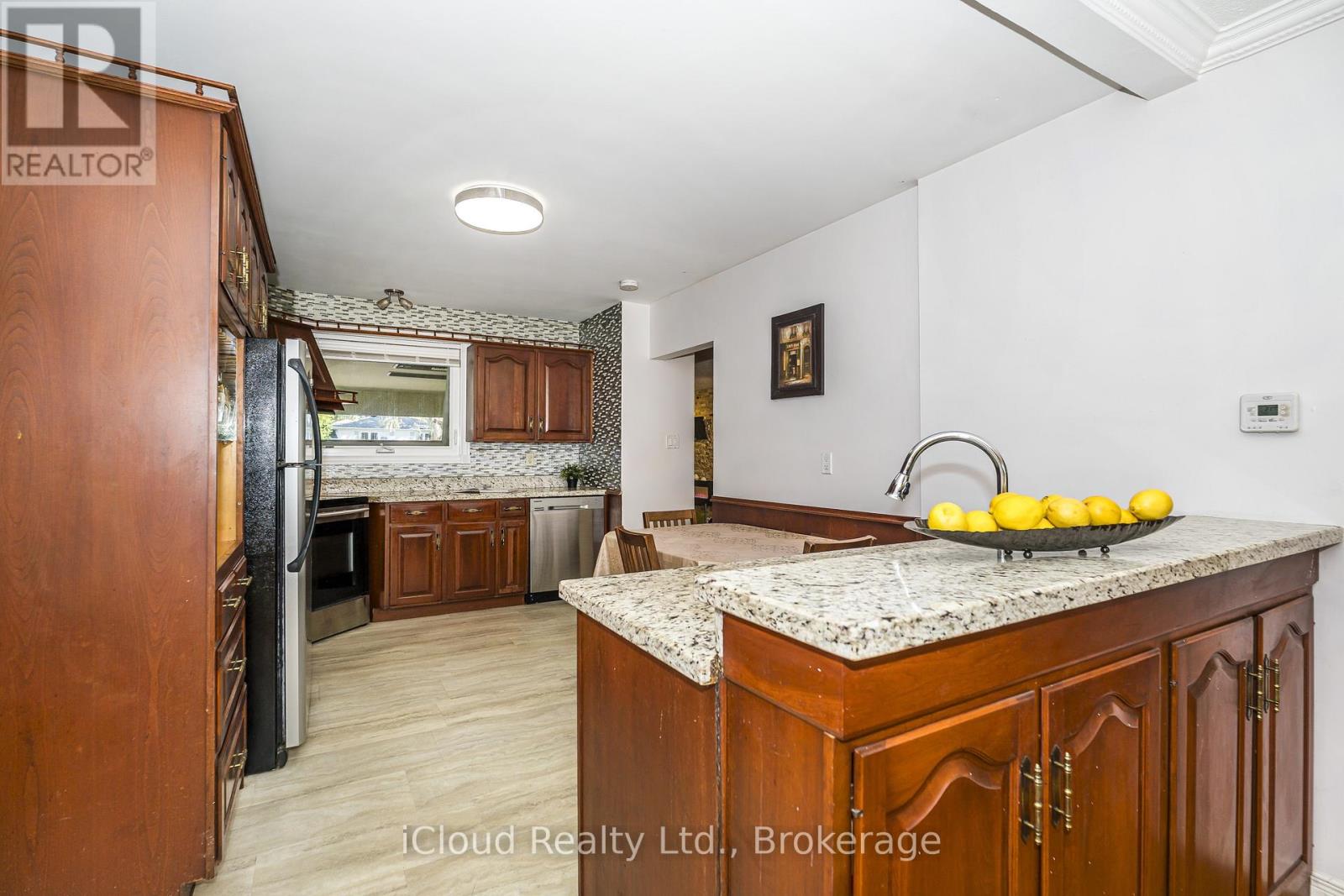 1704 Oberon Crescent, Mississauga, Ontario  L4X 2K8 - Photo 13 - W13490872